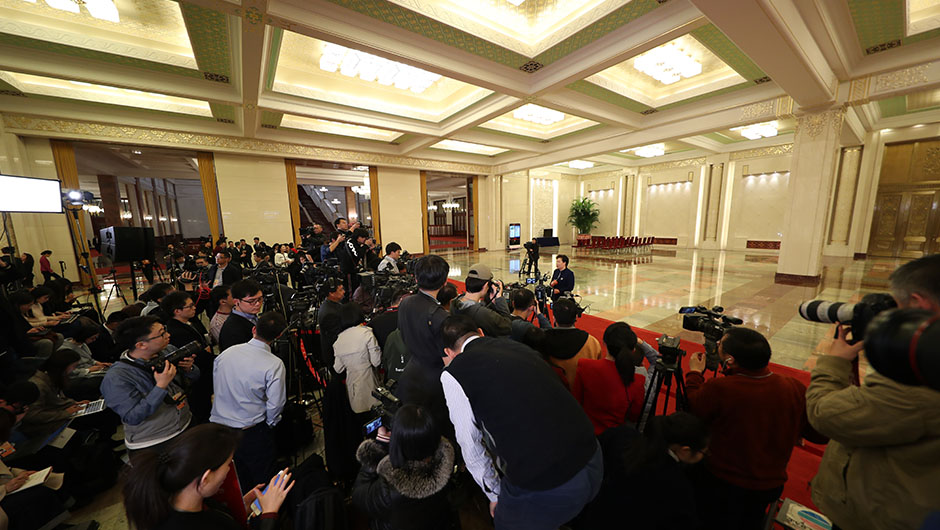 记者在&ldquo;部长通道&rdquo;采访