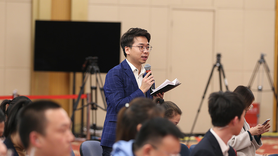 中新社记者提问