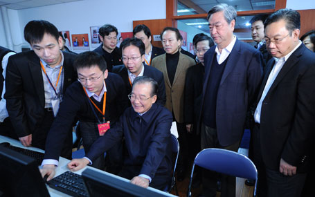 温家宝总理与中国政府网、新华网工作人员交流