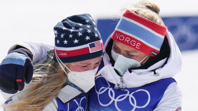 越野滑雪女子30公里集体出发（自由技术）比赛：挪威选手夺冠