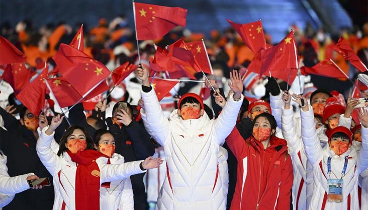 中国代表团成员在闭幕式上入场