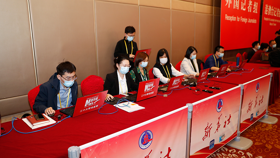 记者在分会场工作