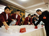 大会堂服务人员为代表们提供茶水服务