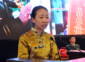 西藏日报记者德吉央宗作报告