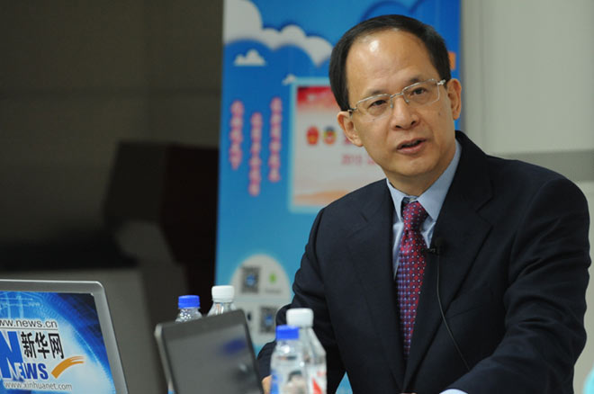 李潮东与主持人交谈