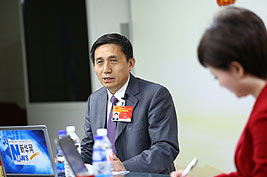 关爱和解答主持人提问