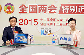 嘉宾与主持人合影