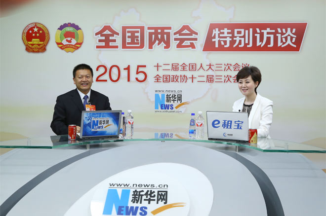 嘉宾与主持人合影