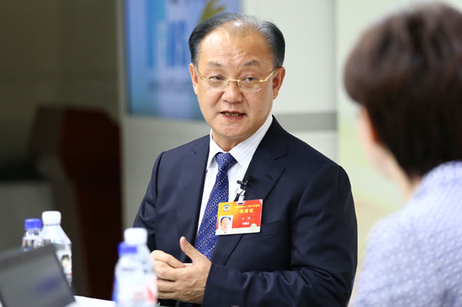 王阶与主持人交谈