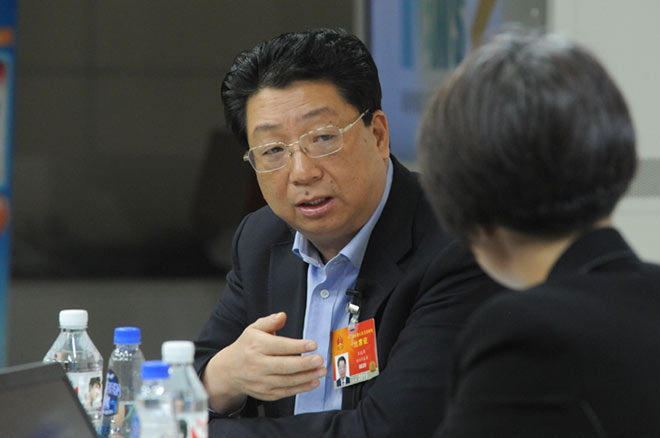 王挺革与主持人交谈