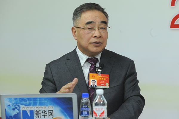 张伯礼与主持人交谈