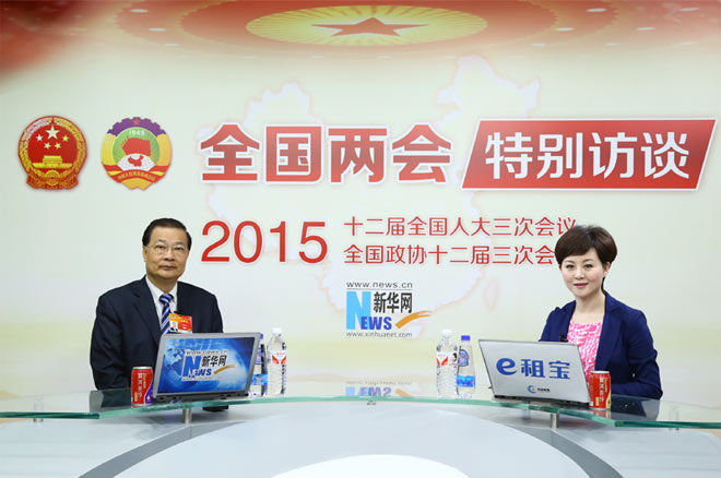 嘉宾与主持人合影