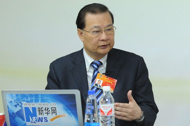 谭耀宗与主持人交谈