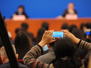 记者用手机拍照