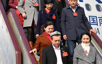 新疆代表团抵京