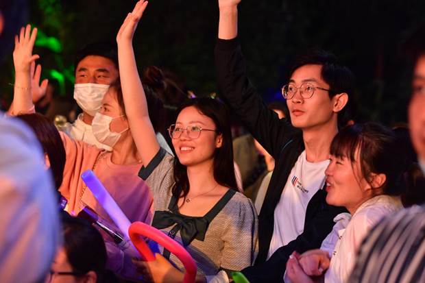 04 方特梦幻王国 梦幻主舞台情侣游客（芜湖日报 陈剑摄）