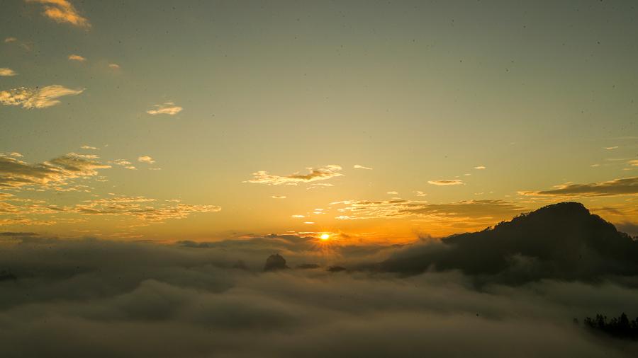 武夷山国家公园：日出云海美如画