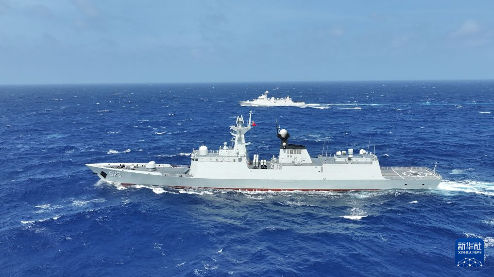 中国海军红河舰与印尼海军“莱”号护卫舰位台岛以东海域圆满完成海上通航演练