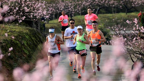 2019海峡两岸桃花马拉松赛在宁波奉化举行