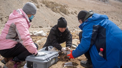 特写：珠峰科考&ldquo;寻宝人&rdquo;