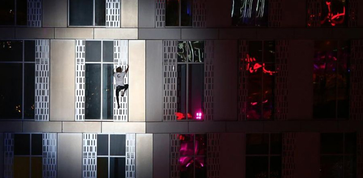 迪拜：法国“蜘蛛人”徒手攀上“扭曲大厦”