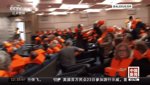 挪威一邮轮遭遇引擎故障 游客用手机记录遇险时刻