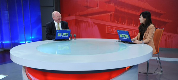 嘉宾与主持人交谈