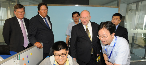 亨克&middot;库尔一行参观新华网工作区