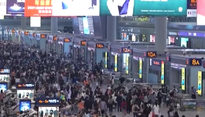 陕西：多趟列车晚点停运 线路抢通持续进行