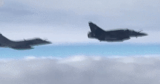 俄罗斯战机在黑海伴飞法国军机