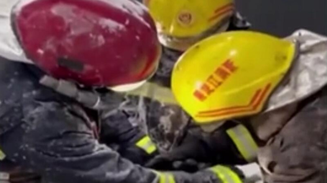 感人瞬間：消防員救援結束 四肢凍麻艱難上車