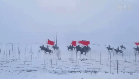 飒！新疆牧民雪中奔马 助威冬奥代表团出征