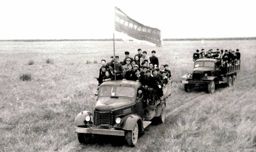 20世纪50年代初北京市64名青年组成志愿垦荒队向黑龙江省萝北县荒原进发。新华社稿