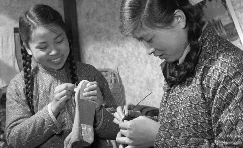 女學生在縫補衣襪新華社記者 楚英攝
