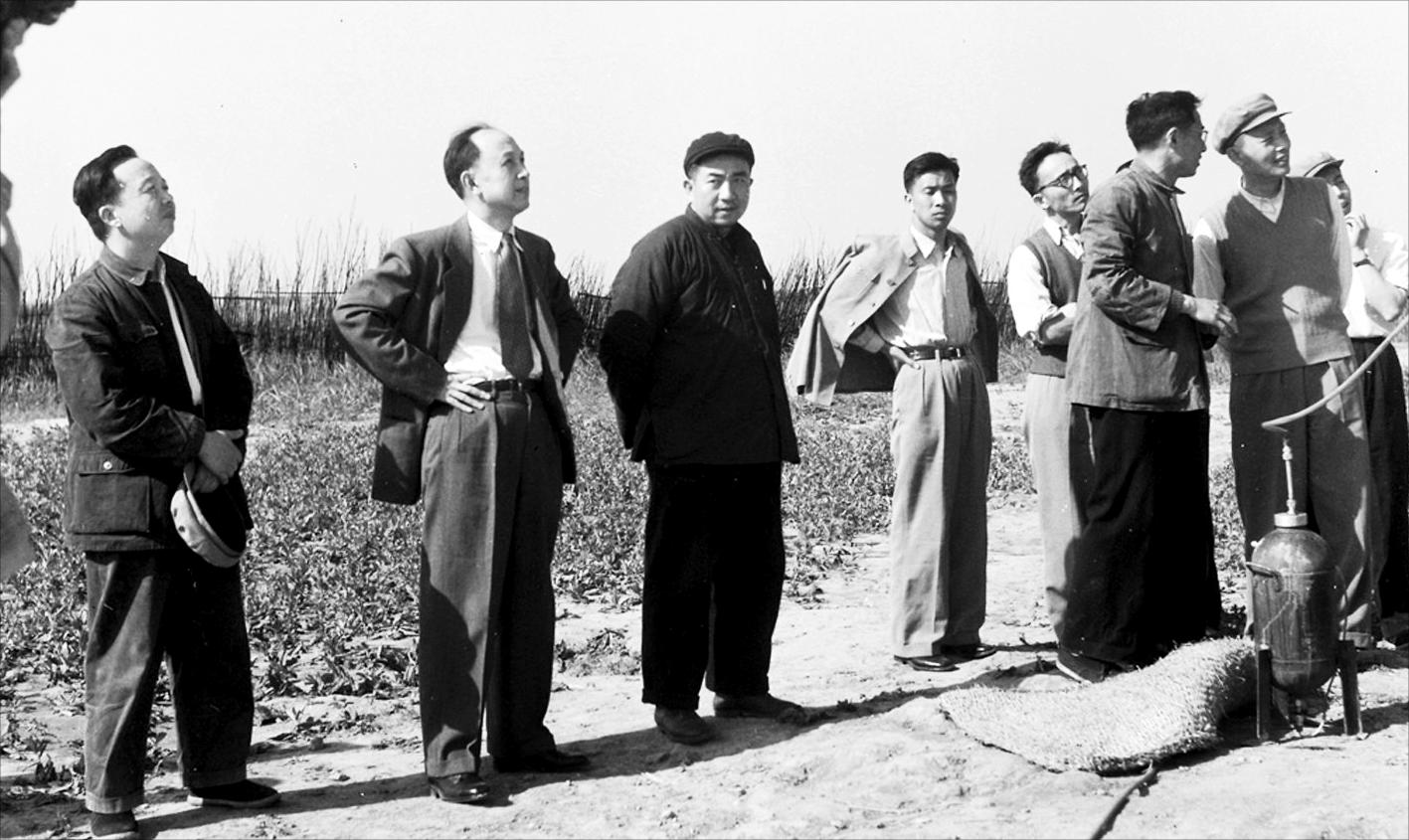 杨南生（右三）陪同钱学森（左三）观看T-7M试验探空火箭的发射（航天科技集团四院提供）