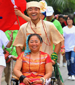 “瘋狂孝子”樊蒙：100天，7個省市，3500公里，北京小夥樊蒙推著輪椅上的媽媽一路從北京走到雲南西雙版納，用自己的腳步丈量著“孝”的意義。