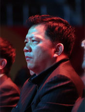 新华社副总编辑慎海雄观看颁奖典礼