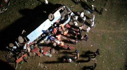 湖北荆州一双层卧铺车坠桥多人死伤