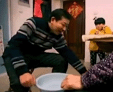 给妈妈洗脚