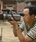 &ldquo;DV孝子&rdquo;陈鹏军：父亲病重，他悲痛欲绝，为留下纪念，他借钱买DV拍了父亲十年。他制作的短片引得无数网友落泪，也用DV重新诠释了孝子的含义。