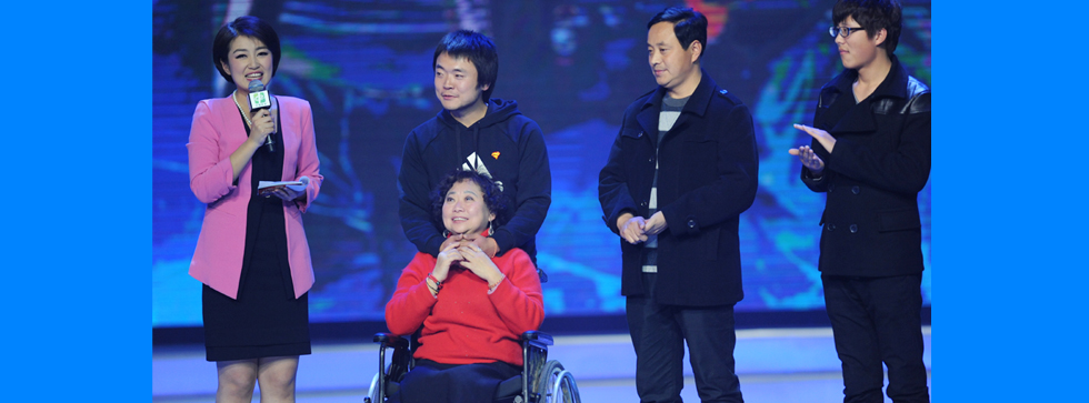 樊蒙为2013年度人物&ldquo;DV孝子&rdquo;陈鹏军颁奖