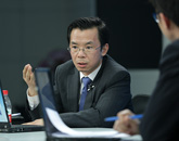 嘉宾与主持人交谈