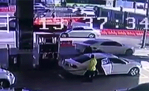 陕西西安：加油车辆突启动 加油机被拽倒起火