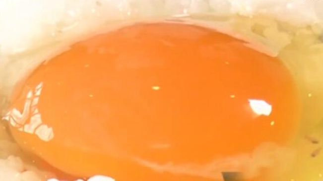 主打“生鸡蛋拌饭” 日本郊区小超市生意火爆