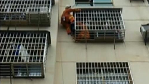 江西万载：女童悬挂四层窗外 消防紧急营救