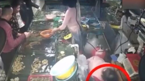 海鲜摊主用死虾换走顾客的活虾 监控拍下全过程