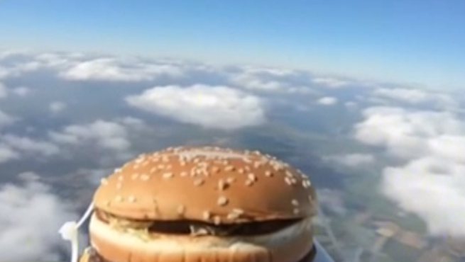 英国：乘坐气象气球 汉堡踏上“高空之旅”