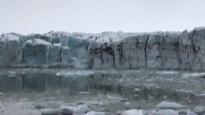 冰岛：冰川崩塌 吓坏游客