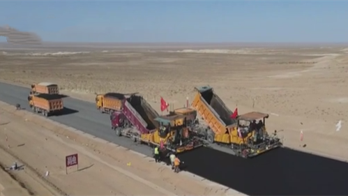 新疆首条沙漠高速——阿乌高速完成沥青摊铺