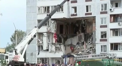 煤气爆炸 俄住宅楼被炸穿现“巨洞”